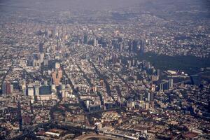 luchtfoto landschap van mexico-stad vanuit het vliegtuig foto