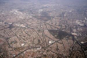 luchtfoto landschap van mexico-stad vanuit het vliegtuig foto