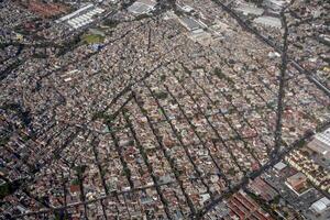 luchtfoto landschap van mexico-stad vanuit het vliegtuig foto