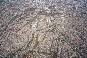 luchtfoto landschap van mexico-stad vanuit het vliegtuig foto