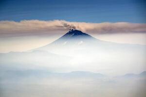 popocatepetl vulkaan uitbarsting actief van 2020 in Mexico df stad antenne visie van vliegtuig foto