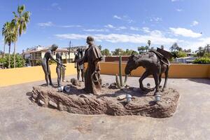 een beeldhouwwerk van aalmoezenier Juan Maria de salvatierra en cochimies in de openbaar plein van verhaal, baja Californië over, Mexico foto