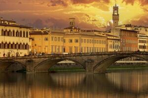 zonsondergang visie van Ponte vecchio, Florence, Italië foto