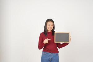 jong Aziatisch vrouw in rood t-shirt tonen en Holding zwart of krijt bord teken geïsoleerd Aan wit achtergrond foto