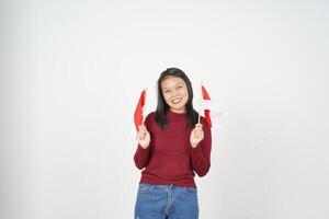 jong Aziatisch vrouw in rood t-shirt Holding Indonesisch vlag, onafhankelijkheid dag concept geïsoleerd Aan wit achtergrond foto