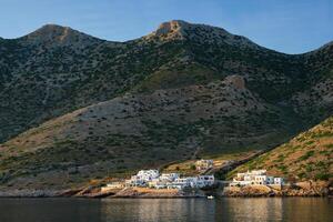 kamares stad- met traditioneel wit huizen Aan sifnos eiland Aan zonsondergang. Griekenland foto