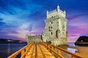 belem toren Aan de bank van de tagus rivier- in schemering. Lissabon, Portugal foto