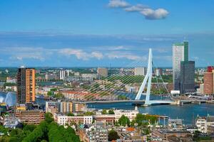 visie van Rotterdam stad en de erasmus brug foto