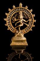 standbeeld van shiva nataraja - heer van dans foto