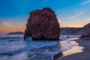 fyriplaka strand Aan zonsondergang, milos eiland, cycladen, Griekenland foto