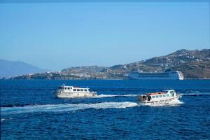 boot en reis voering is Egeïsch zee. chora, Mykonos eiland, Griekenland foto