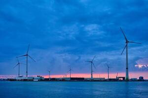 wind turbines in antwerpen haven in de avond foto