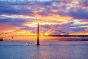 visie van 25 de abril brug over- tagus rivier- Aan zonsondergang. Lissabon, Portugal foto