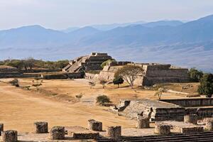 oude beschaving ruïnes Aan plateau monte alban in Mexico foto