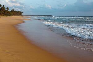 oceaan zonsondergang Bij sri lanka strand foto