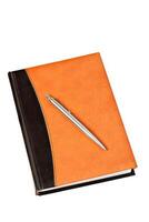 dagboek en pen Aan tafel geïsoleerd foto