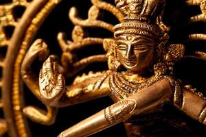 standbeeld van Indisch Hindoe god shiva nataraja heer van dans foto