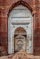 versierd muur in qutub complex. Delhi, Indië foto