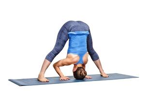 sportief fit vrouw praktijken Ashtanga Vinyasa yoga asana prasarita foto