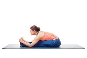 sportief vrouw aan het doen Ashtanga Vinyasa yoga asana foto
