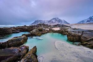 rotsachtig kust van fjord in Noorwegen foto