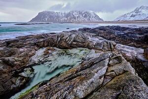 rotsachtig kust van fjord in Noorwegen foto