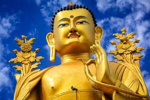 Boeddha maitreya standbeeld in ladakh, Indië foto