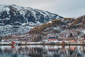 rd rorbu huizen in Noorwegen in winter foto