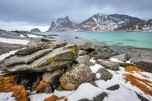 rotsachtig kust van fjord in Noorwegen foto