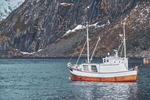 schip in hamnoy visvangst dorp Aan lofoten eilanden, Noorwegen foto