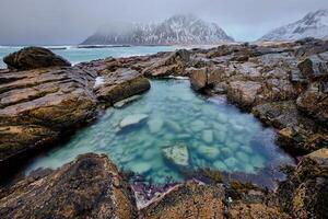 rotsachtig kust van fjord in Noorwegen foto