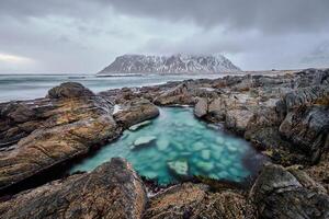 rotsachtig kust van fjord in Noorwegen foto