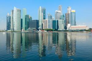 Singapore wolkenkrabbers over- jachthaven baai foto