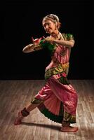 mooi meisje danser van Indiase klassieke dans bharatanatyam foto