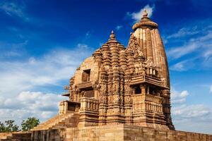 beroemd tempels van khajuraho met beeldhouwwerken, Indië foto
