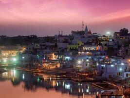 heilig puschar meer en Ghats van stad- pushkar in nacht foto