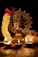 shiva nataraja met diwali lichten foto