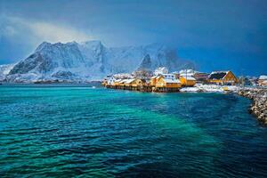geel rorbu huizen, lofoten eilanden, Noorwegen foto