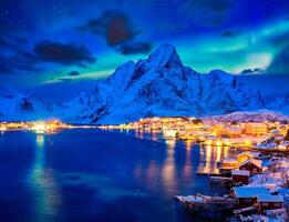 reine dorp Bij nacht. lofoten eilanden, Noorwegen foto