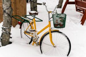 met sneeuw bedekt parkeren veel toneel- visie van geel klassiek Dames' fiets foto