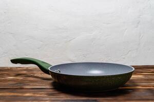 frituren pan Aan houten tafel. klaar voor Koken of portie voedsel foto