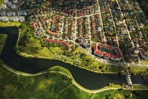 antenne fotografie van bovenstaand van een groot aantal van huizen in de oostelijk wijk van minsk.de wijk van de stad van Minsk de rivier- svisloch.witrus foto