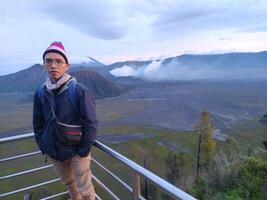 portret van een Mens genieten van een vakantie Aan monteren bromo foto