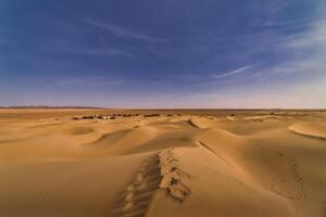 een panoramisch zand duin in de buurt de woestijn kamp Bij mhamid el gizlane in Marokko breed schot foto