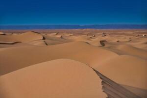 een zand duin van Sahara woestijn Bij mhamid el gizlane in Marokko foto