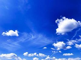 magische diepe lucht witte wolken op blauwe hemel. foto