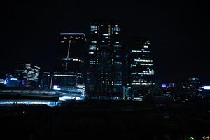 een nacht panoramisch stadsgezicht in voorkant van tokyo station breed schot foto