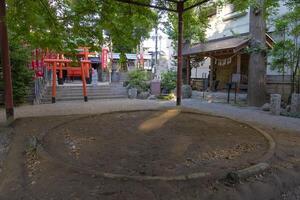 een stadium van Sumo worstelen Bij Japans altaar foto