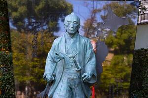 een Japans steen standbeeld Bij tomioka altaar met copyspace foto