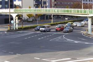 een verkeer jam Bij de groot kruispunt in Kyoto dag foto